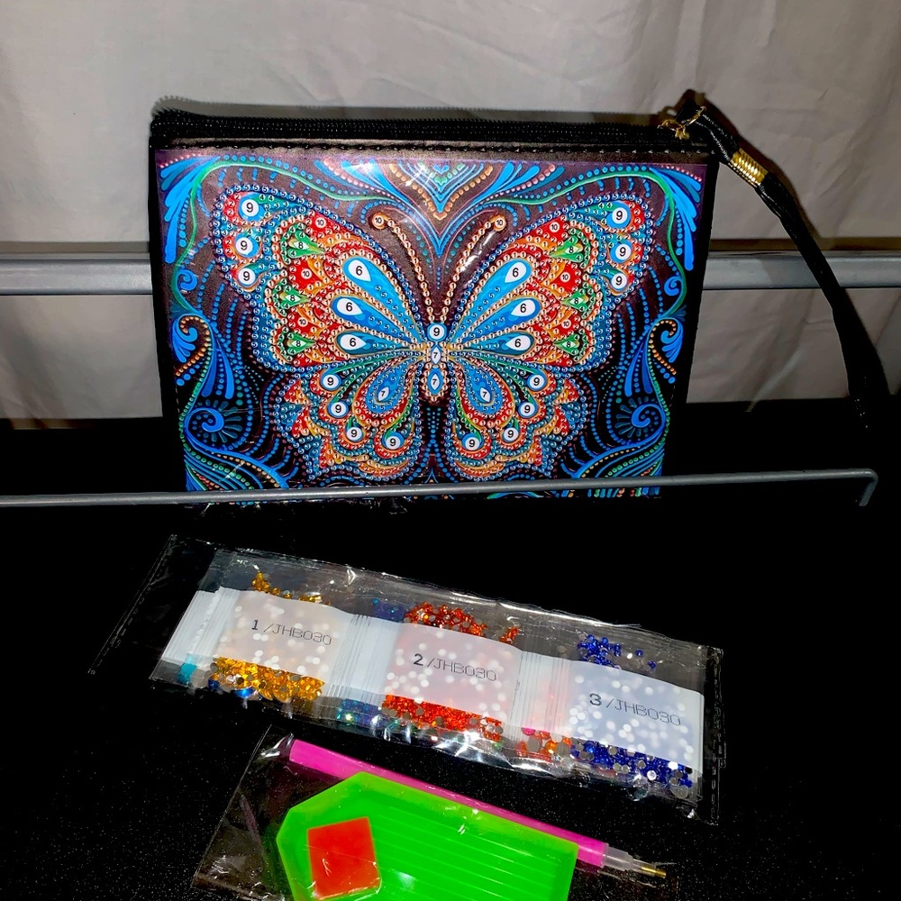 Diamond Daze Handbag/Wristlet comes with everything you need to complete it